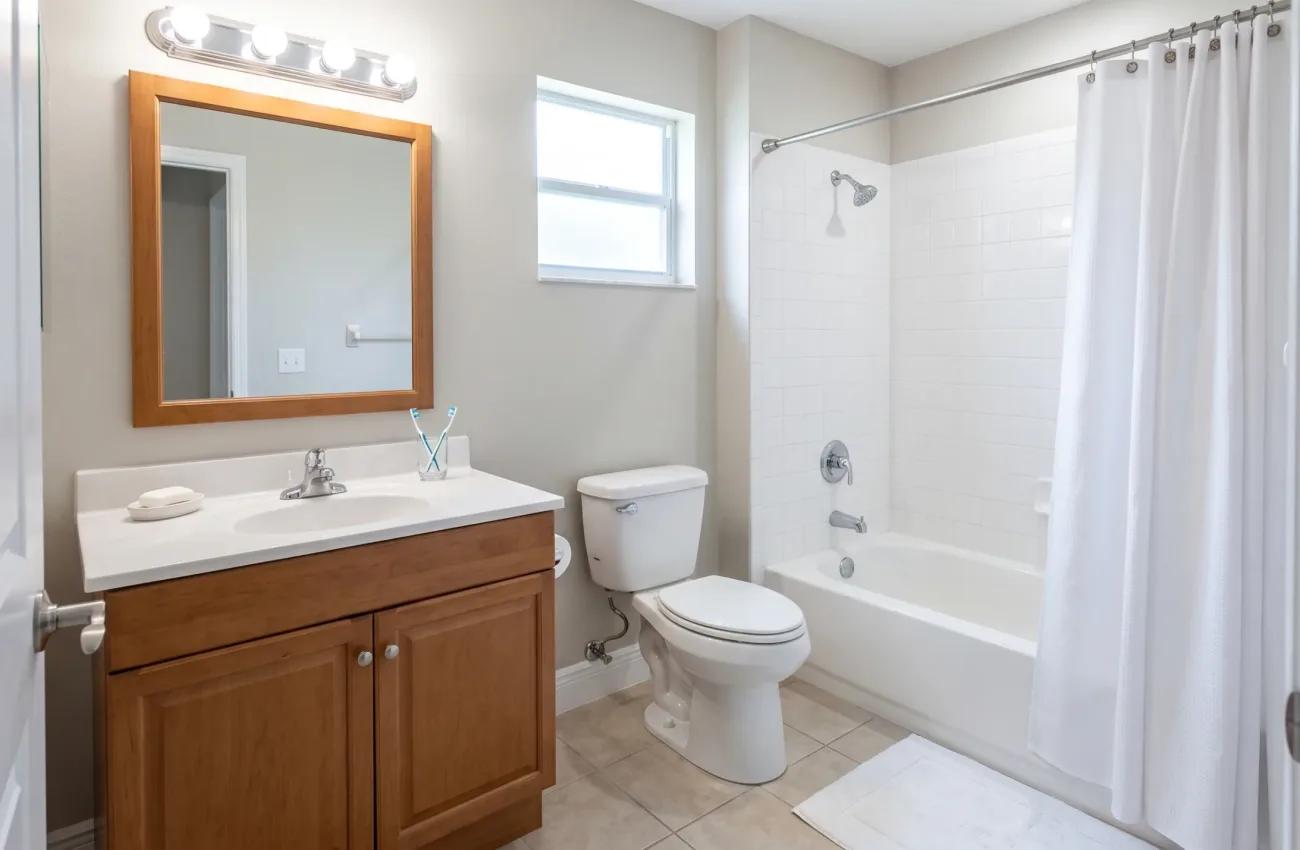 Clean_bathroom_with_fixtures_2K_202609011218